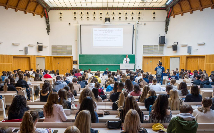 Százezernél többen kezdhetik meg felsőfokú tanulmányaikat szeptemberben