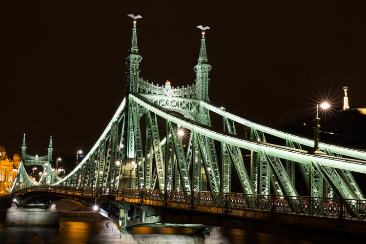 Birkózók látványos rekordkísérletre készülnek a Szabadság hídon