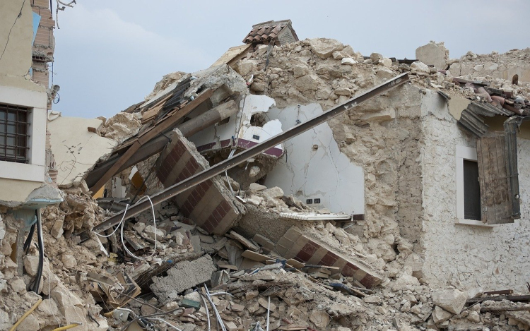 Már csak holttesteket találtak a romok alatt a török mentőcsapatok