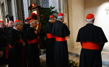 Pápaválasztás - Már elkészült az új pápa ruhája, három különböző méretben