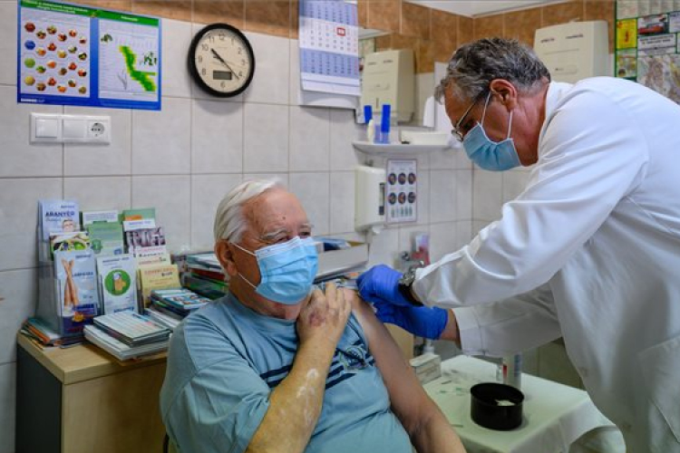 Húsvétkor sem állnak le az oltással Spanyolországban